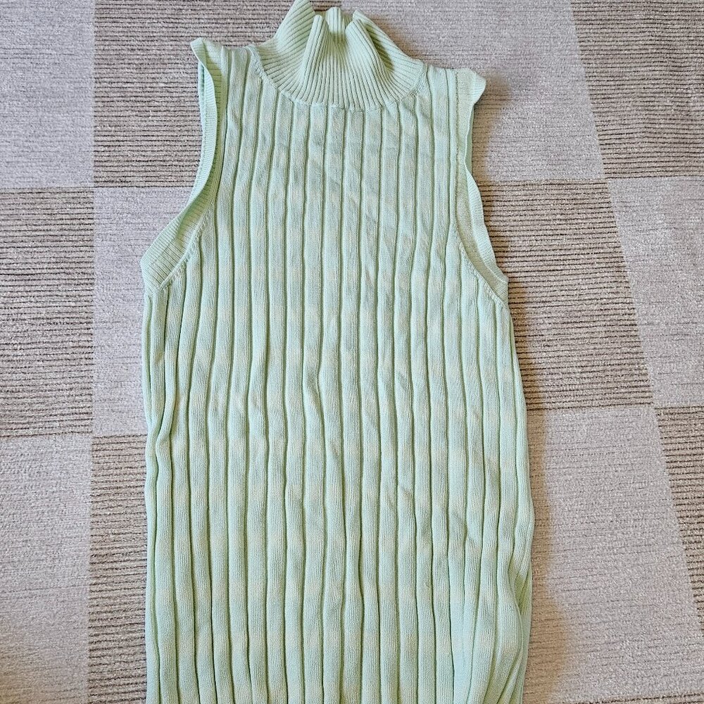 Sleeveless turtleneck